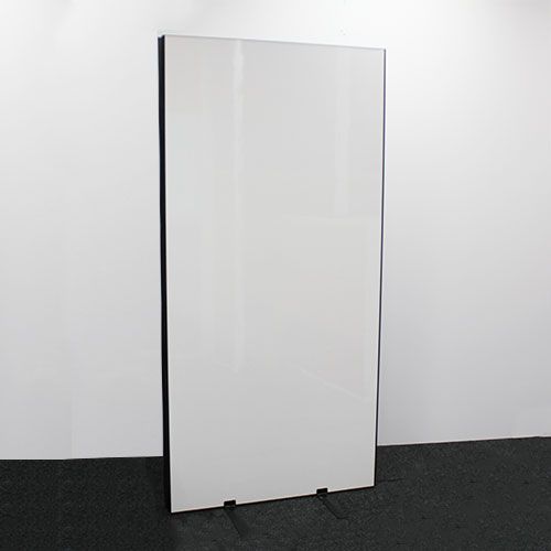 Budget medical screen with white gloss laminate and black stability feet